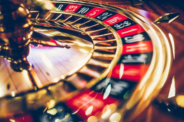 Tarung Mesin table interface showing live dealer, betting options, and chat panel